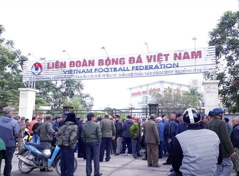 Lại tái diễn cảnh vây trụ sở VFF để mua vé trận VN- Malaysia - Ảnh 1. Lại tái diễn cảnh vây trụ sở VFF để mua vé trận VN- Malaysia - Ảnh 1.