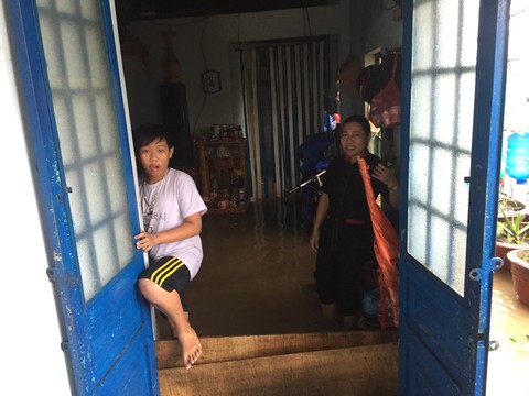 Người Đà Nẵng vạ vật cả ngày trong nước ngập sâu - Ảnh 8. Người Đà Nẵng vạ vật cả ngày trong nước ngập sâu - Ảnh 8.