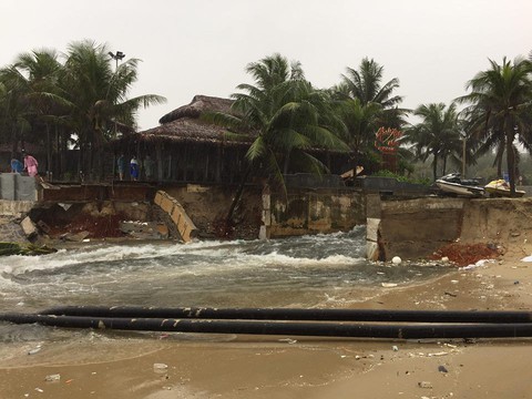 Đà Nẵng mưa lớn xé toạc bờ biển - Ảnh 1. Đà Nẵng mưa lớn xé toạc bờ biển - Ảnh 1.