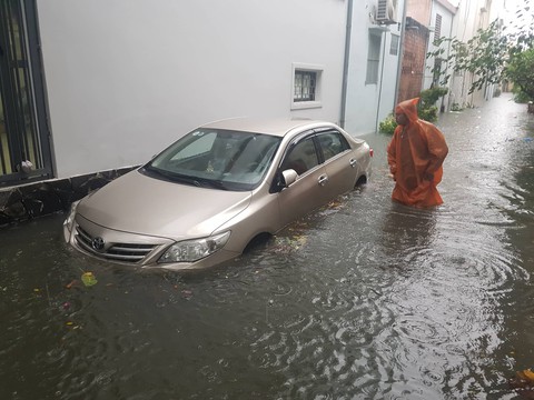 Ôtô đuối nước la liệt tại Đà Nẵng sau đêm mưa - Ảnh 3. Ôtô đuối nước la liệt tại Đà Nẵng sau đêm mưa - Ảnh 3.