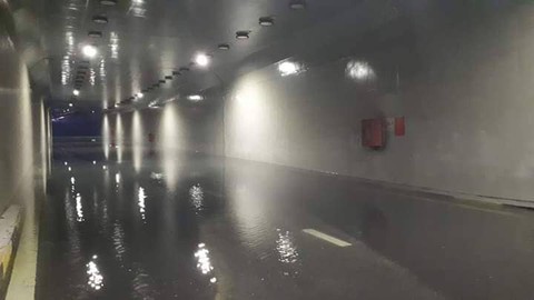 Sau một đêm mưa lớn, Đà Nẵng ngập nặng - Ảnh 12. Sau một đêm mưa lớn, Đà Nẵng ngập nặng - Ảnh 12.