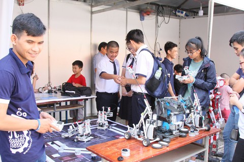 Sôi động Ngày hội toán học mở đầu tiên tại TP.HCM - Ảnh 2. Sôi động Ngày hội toán học mở đầu tiên tại TP.HCM - Ảnh 2.