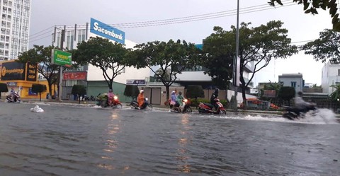 Sau một đêm mưa lớn, Đà Nẵng ngập nặng - Ảnh 9. Sau một đêm mưa lớn, Đà Nẵng ngập nặng - Ảnh 9.