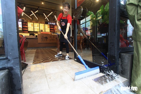 Nhiều cửa hàng tại Đà Nẵng tê liệt vì ngập nước - Ảnh 7. Nhiều cửa hàng tại Đà Nẵng tê liệt vì ngập nước - Ảnh 7.
