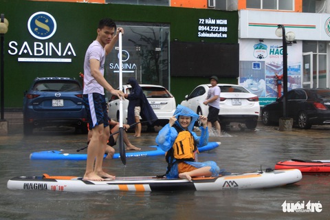 Bi hài cảnh giới trẻ đua thuyền trên phố Đà Nẵng - Ảnh 4. Bi hài cảnh giới trẻ đua thuyền trên phố Đà Nẵng - Ảnh 4.