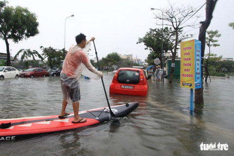 Bi hài cảnh giới trẻ đua thuyền trên phố Đà Nẵng - Ảnh 6. Bi hài cảnh giới trẻ đua thuyền trên phố Đà Nẵng - Ảnh 6.