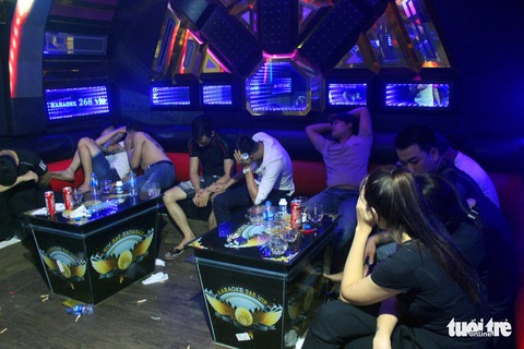 Hơn 50 thanh niên phê ma túy trong quán karaoke - Ảnh 1. Hơn 50 thanh niên phê ma túy trong quán karaoke - Ảnh 1.