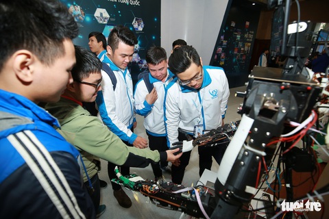 Robot, máy in 3D tại triển lãm sinh viên Việt Nam - Ảnh 5. Robot, máy in 3D tại triển lãm sinh viên Việt Nam - Ảnh 5.