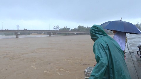 Quảng Ngãi: Lũ lên nhanh, các địa phương cấp tập ứng phó - Ảnh 1. Quảng Ngãi: Lũ lên nhanh, các địa phương cấp tập ứng phó - Ảnh 1.
