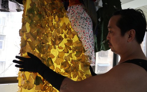 Anh nông dân thiết kế trang phục độc kiếm tiền chữa ung thư cho cha - Ảnh 4. Anh nông dân thiết kế trang phục độc kiếm tiền chữa ung thư cho cha - Ảnh 4.
