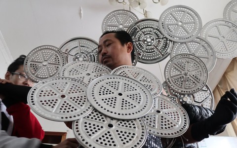 Anh nông dân thiết kế trang phục độc kiếm tiền chữa ung thư cho cha - Ảnh 2. Anh nông dân thiết kế trang phục độc kiếm tiền chữa ung thư cho cha - Ảnh 2.