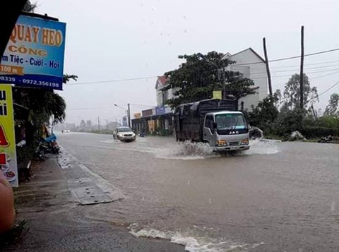 Mưa lớn suốt 2 ngày, nhiều nơi ở Quảng Nam, Bình Định ngập sâu - Ảnh 9. Mưa lớn suốt 2 ngày, nhiều nơi ở Quảng Nam, Bình Định ngập sâu - Ảnh 9.
