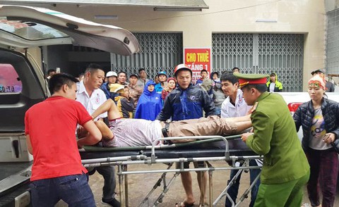 Cháy lớn kho hàng ở gần chợ Vinh, tiểu thương lao vào cứu hàng - Ảnh 11. Cháy lớn kho hàng ở gần chợ Vinh, tiểu thương lao vào cứu hàng - Ảnh 11.