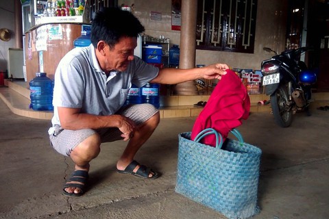 Bé trai sơ sinh bị bỏ rơi trước cổng nhà dân - Ảnh 2. Bé trai sơ sinh bị bỏ rơi trước cổng nhà dân - Ảnh 2.