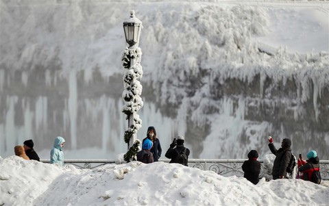 Du khách ngắm thác Niagara trong băng giá - Ảnh 15. Du khách ngắm thác Niagara trong băng giá - Ảnh 15.