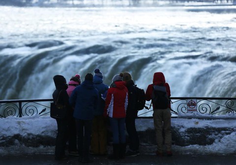 Du khách ngắm thác Niagara trong băng giá - Ảnh 16. Du khách ngắm thác Niagara trong băng giá - Ảnh 16.