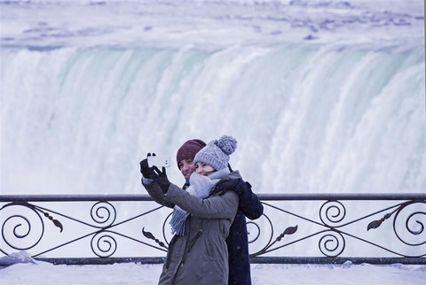 Du khách ngắm thác Niagara trong băng giá - Ảnh 17. Du khách ngắm thác Niagara trong băng giá - Ảnh 17.