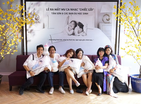 Ca sĩ Cẩm Vân mừng Dương Tấn Sơn ra mắt MV Chiếc gối - Ảnh 2. Ca sĩ Cẩm Vân mừng Dương Tấn Sơn ra mắt MV Chiếc gối - Ảnh 2.