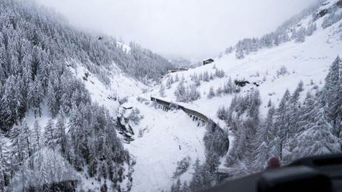 13.000 du khách mắc kẹt do bão tuyết trên dãy Alps - Ảnh 2. 13.000 du khách mắc kẹt do bão tuyết trên dãy Alps - Ảnh 2.