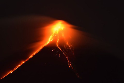 Philippines ban bố tình trạng thiên tai khi Mayon phun nham thạch đỏ rực - Ảnh 3. Philippines ban bố tình trạng thiên tai khi Mayon phun nham thạch đỏ rực - Ảnh 3.
