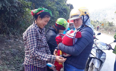 Điều kỳ diệu trên đường của hai cô giáo với một sản phụ - Ảnh 1. Điều kỳ diệu trên đường của hai cô giáo với một sản phụ - Ảnh 1.