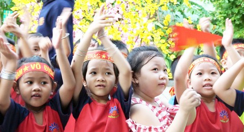 Học trò TP.HCM xếp hình tim, hình bản đồ cổ vũ U23 Việt Nam - Ảnh 4. Học trò TP.HCM xếp hình tim, hình bản đồ cổ vũ U23 Việt Nam - Ảnh 4.