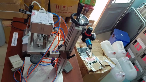 Hàng ngàn chai nước hoa giả phù phép từ hóa chất Trung Quốc - Ảnh 2. Hàng ngàn chai nước hoa giả phù phép từ hóa chất Trung Quốc - Ảnh 2.