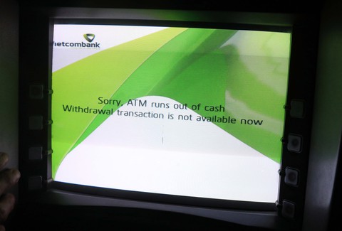 ATM tại TP.HCM kẹt trên diện rộng - Ảnh 1. ATM tại TP.HCM kẹt trên diện rộng - Ảnh 1.