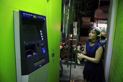 ATM tại TP.HCM kẹt trên diện rộng - Ảnh 4. ATM tại TP.HCM kẹt trên diện rộng - Ảnh 4.
