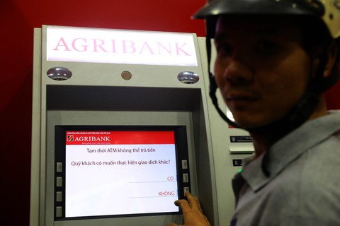 ATM tại TP.HCM kẹt trên diện rộng - Ảnh 3. ATM tại TP.HCM kẹt trên diện rộng - Ảnh 3.