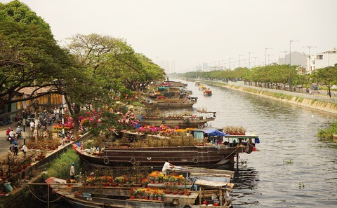 Hoa xuân Bình Đông trên bến dưới thuyền tấp nập sông nước Sài Gòn - Ảnh 8. Hoa xuân Bình Đông trên bến dưới thuyền tấp nập sông nước Sài Gòn - Ảnh 8.