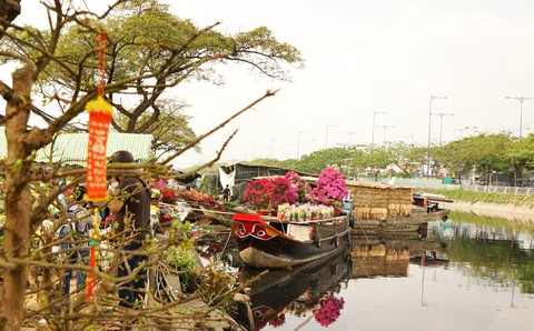 Hoa xuân Bình Đông trên bến dưới thuyền tấp nập sông nước Sài Gòn - Ảnh 13. Hoa xuân Bình Đông trên bến dưới thuyền tấp nập sông nước Sài Gòn - Ảnh 13.