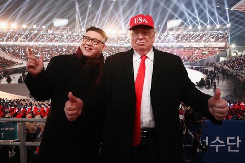 Trump và Kim Jong Un giả bị đuổi khỏi khai mạc Olympic Pyeongchang? - Ảnh 1. Trump và Kim Jong Un giả bị đuổi khỏi khai mạc Olympic Pyeongchang? - Ảnh 1.