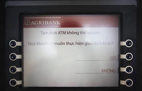 ATM ăn tết sớm, khách hàng khổ sở chờ rút tiền - Ảnh 1. ATM ăn tết sớm, khách hàng khổ sở chờ rút tiền - Ảnh 1.
