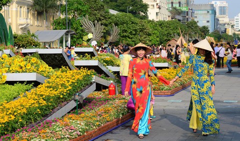 Áo dài truyền thống trở lại thời hoàng kim? - Ảnh 1. Áo dài truyền thống trở lại thời hoàng kim? - Ảnh 1.