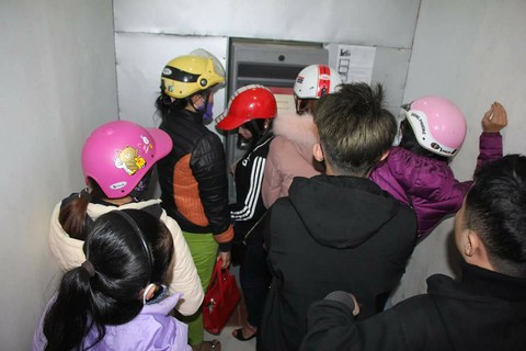 ATM ăn tết sớm, khách hàng khổ sở chờ rút tiền - Ảnh 2. ATM ăn tết sớm, khách hàng khổ sở chờ rút tiền - Ảnh 2.