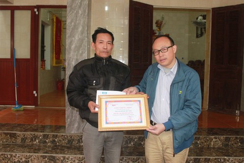 Trao danh hiệu Bạn đồng hành quanh tôi cho nam sinh tử nạn khi cứu người - Ảnh 1. Trao danh hiệu Bạn đồng hành quanh tôi cho nam sinh tử nạn khi cứu người - Ảnh 1.