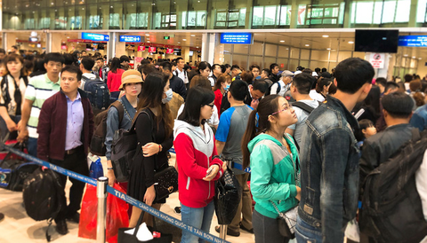 Nhiều chuyến bay tết chậm hơn 12 tiếng, hành khách vật vã chờ - Ảnh 6. Nhiều chuyến bay tết chậm hơn 12 tiếng, hành khách vật vã chờ - Ảnh 6.