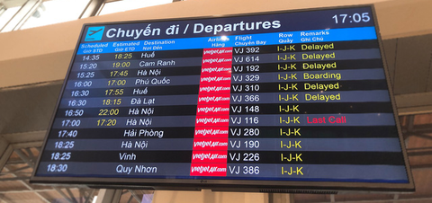 Nhiều chuyến bay tết chậm hơn 12 tiếng, hành khách vật vã chờ - Ảnh 4. Nhiều chuyến bay tết chậm hơn 12 tiếng, hành khách vật vã chờ - Ảnh 4.
