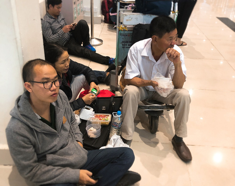 Nhiều chuyến bay tết chậm hơn 12 tiếng, hành khách vật vã chờ - Ảnh 5. Nhiều chuyến bay tết chậm hơn 12 tiếng, hành khách vật vã chờ - Ảnh 5.