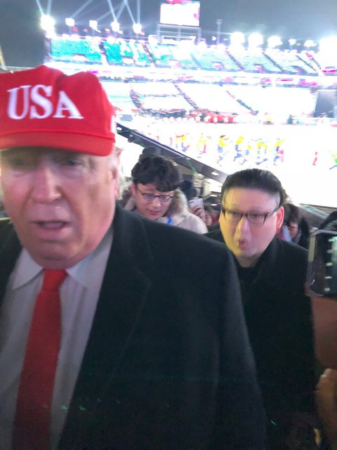 Trump và Kim Jong Un giả bị đuổi khỏi khai mạc Olympic Pyeongchang? - Ảnh 3. Trump và Kim Jong Un giả bị đuổi khỏi khai mạc Olympic Pyeongchang? - Ảnh 3.