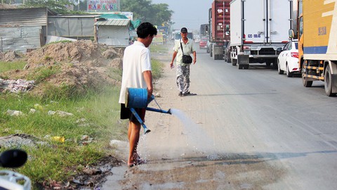 Xả trạm thu phí, cầu Rạch Miễu vẫn thất thủ - Ảnh 1. Xả trạm thu phí, cầu Rạch Miễu vẫn thất thủ - Ảnh 1.
