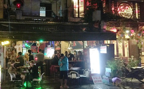 Hội An bán bình yên thu đôla, bar ồn một phút cũng đóng cửa - Ảnh 1. Hội An bán bình yên thu đôla, bar ồn một phút cũng đóng cửa - Ảnh 1.