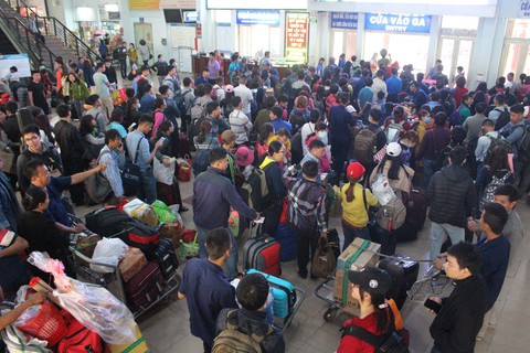 Hành khách phải ngủ gầm ghế, ngồi ngay cửa nhà vệ sinh trên tàu - Ảnh 12. Hành khách phải ngủ gầm ghế, ngồi ngay cửa nhà vệ sinh trên tàu - Ảnh 12.