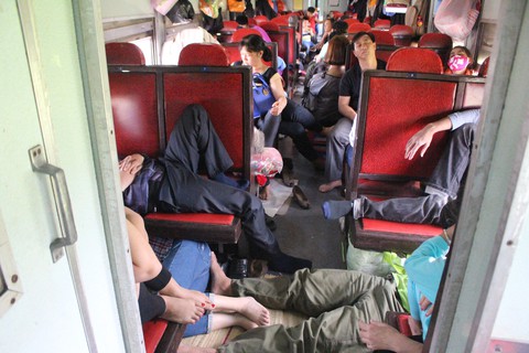 Hành khách phải ngủ gầm ghế, ngồi ngay cửa nhà vệ sinh trên tàu - Ảnh 11. Hành khách phải ngủ gầm ghế, ngồi ngay cửa nhà vệ sinh trên tàu - Ảnh 11.