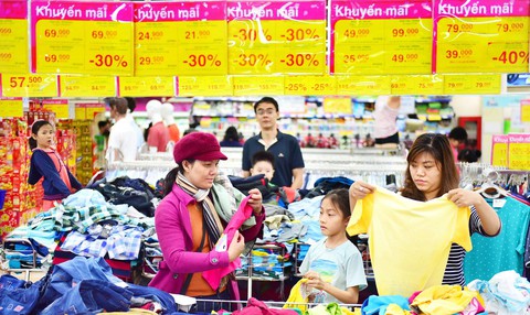 Siêu thị khuyến mãi tết ồ ạt, ngân hàng lì xì vàng - Ảnh 1. Siêu thị khuyến mãi tết ồ ạt, ngân hàng lì xì vàng - Ảnh 1.