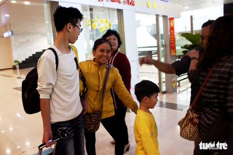 Đón dâu miền Tây từ Đài Loan về ăn tết ở sân bay Cần Thơ - Ảnh 13. Đón dâu miền Tây từ Đài Loan về ăn tết ở sân bay Cần Thơ - Ảnh 13.