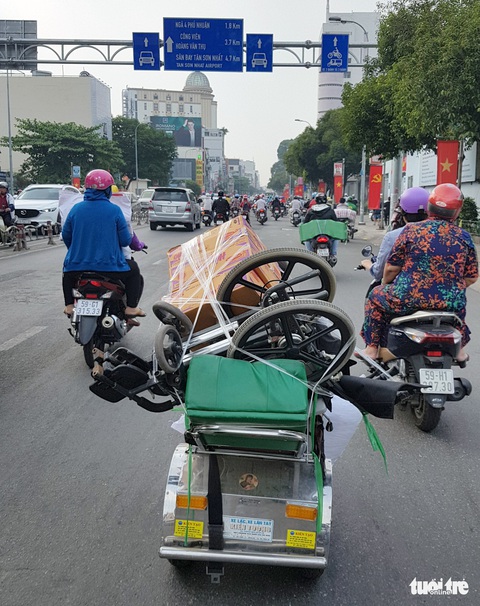 Nhói tim với hai hình ảnh chiều giáp tết Sài Gòn - Ảnh 2. Nhói tim với hai hình ảnh chiều giáp tết Sài Gòn - Ảnh 2.