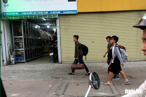 Kẹt nối xe dài, người dân đi bộ cho kịp vào bến xe Miền Đông - Ảnh 3. Kẹt nối xe dài, người dân đi bộ cho kịp vào bến xe Miền Đông - Ảnh 3.