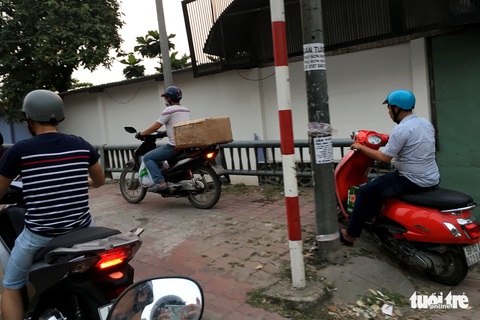 Kẹt nối xe dài, người dân đi bộ cho kịp vào bến xe Miền Đông - Ảnh 5. Kẹt nối xe dài, người dân đi bộ cho kịp vào bến xe Miền Đông - Ảnh 5.